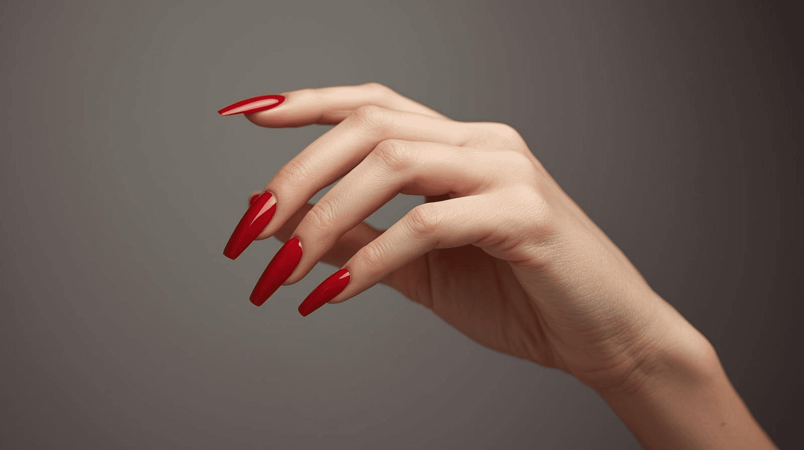 Czerwone paznokcie na każdą okazję – odkryj 5 inspiracji
