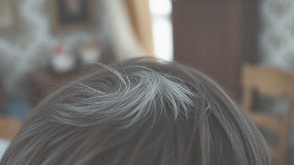 Siwe włosy w jednym miejscu – przyczyny i pielęgnacja